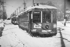 1942 - Car 832 on the Bronson Rte (E) in the storm     Photo: T.F. McIlwraith Jr.